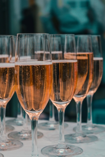 Peneče vino z Ruby čokolado