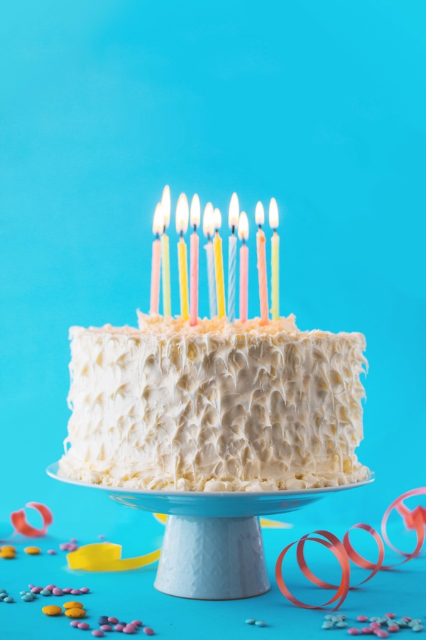 torta je narejena iz kokosovega mleka nastrganega kokosa ananasovega soka in kosckov ananasa