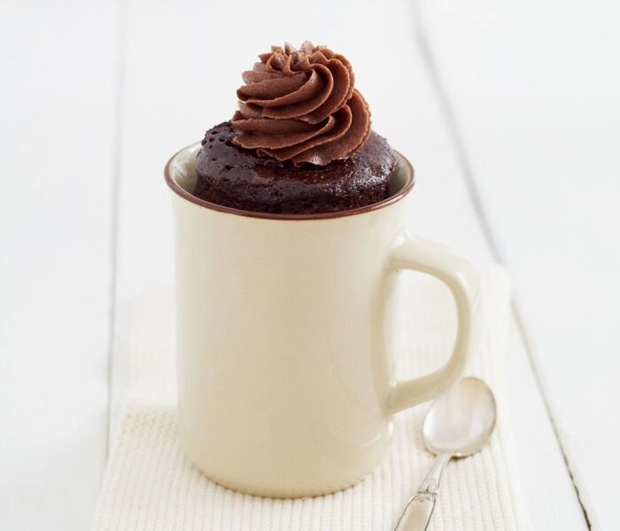 mug cake s cokoladnim ganachem