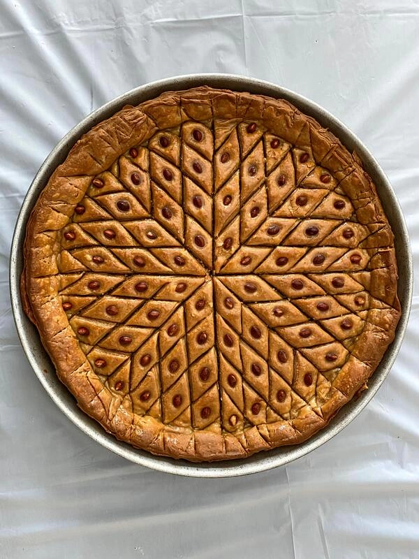 baklava cheesecake so debele cheesecake torte ter preliva pripravljenega z orehi medom in limono baklava cheesecake so cudovita mesanica okusov in tekstur hrustljanje oresckov in polnilo testa odlicno odtehta bogato kremasto cheesecake torto
