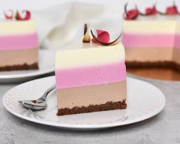 trobarvna torta