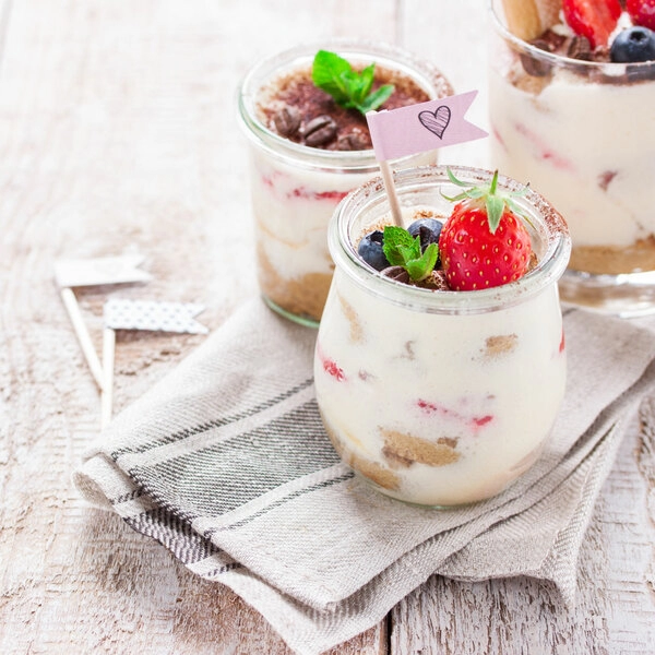 tiramisu z borovnicami in limono bo osvezilna popestritev klasicnega tiramisuja 