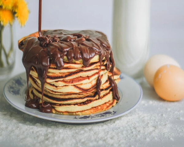 te lahke in puhaste cokoladne palacinke so polne cokoladnih kosckov postrezite te preproste palacinke s cokoladnimi koscki in ustvarite popoln sladek zajtrk