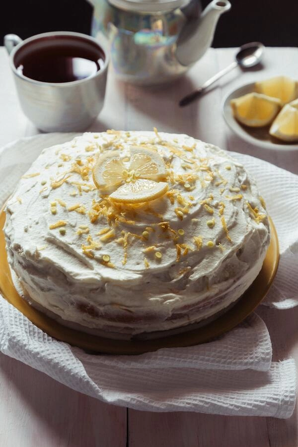 za pripravo te enostavne limonine kreme za obmazovanje potrebujemo samo dve sestavini z dvema sestavinama ustvarimo odlicno kremo za obmazovanje s katero lahko obmazemo torte piskote in kolacke