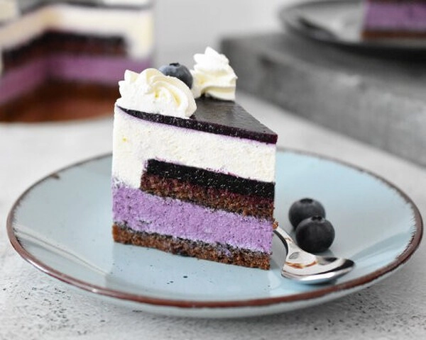 torta z belo cokolado in borovnicami