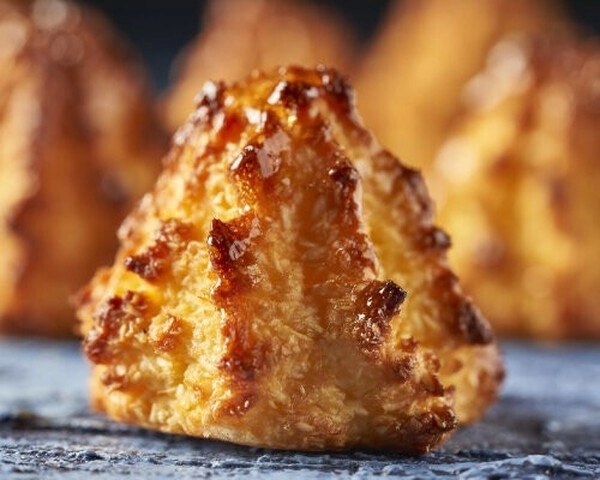makroni s kokosom in jagodami