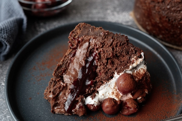 black forest cheesecake z visnjevim dzemom