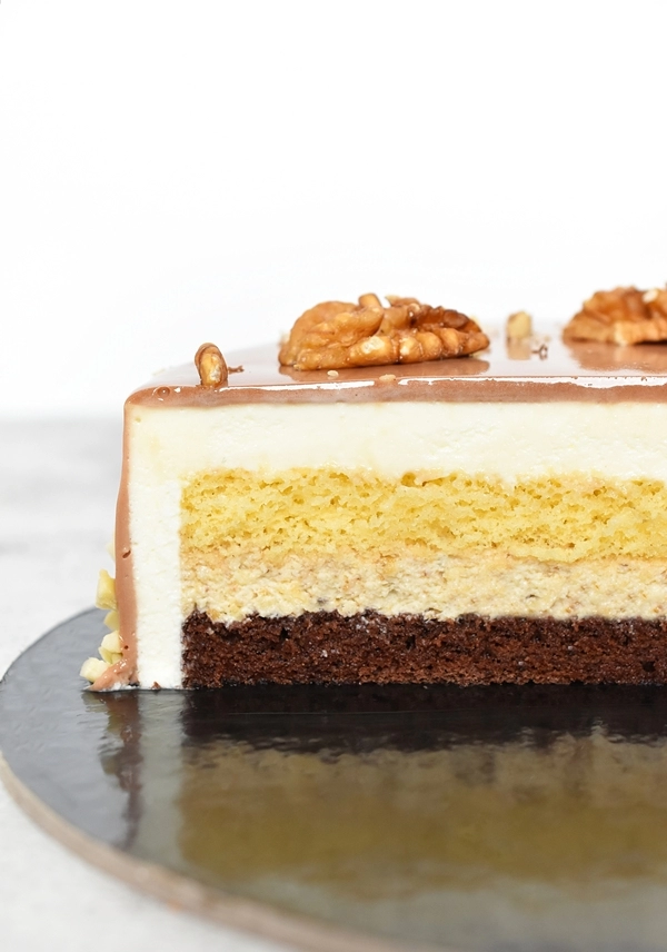 torta z okusom potratne potice je se ena tradicionalna sladica v moderni obleki sestavljena je iz kakavovega in svetlega biskvita orehovega moussa in skutine kreme