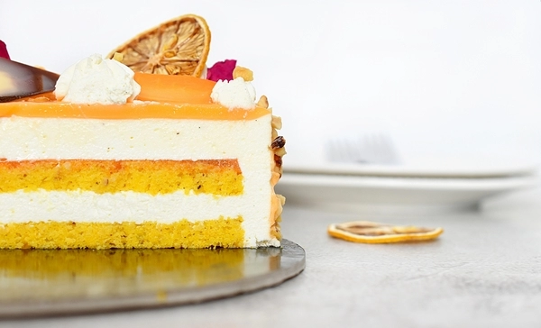 korenckova torta s pomaranco in kremnim sirom