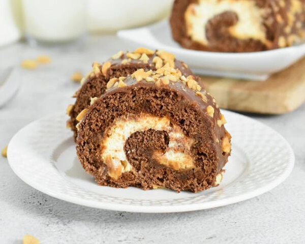 ce obozujete snickers in vse podobne cokoladice ste na pravem mestu recept za snickers rolado zdruzuje okuse slavne snickers cokoladice