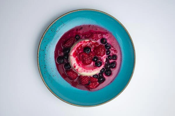 panna cotta je tradicionalna italijanska sladica ki je znana po svoji kremasti strukturi in sladkem okusu