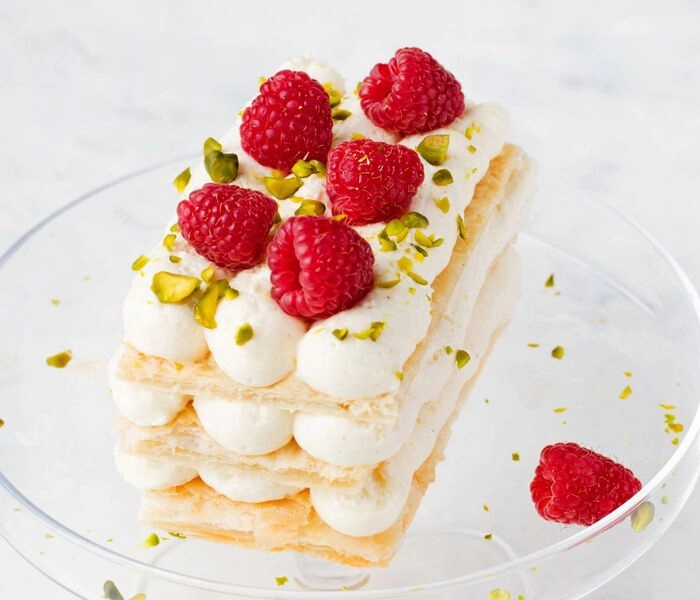 mille feuille z malinami ter slano karamelo
