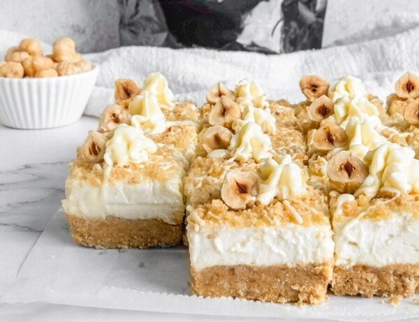 cheesecake z belo cokolado in prazenimi lesniki