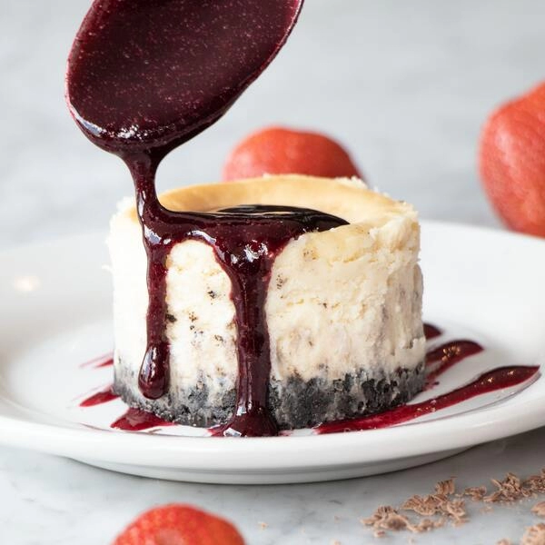cheesecake z orehi in brusnicami