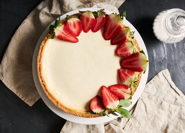 cheesecake z belo cokolado po tem receptu bo postregel s kremno sladko strukturo bele cokolade oblozeno s svezimi jagodami