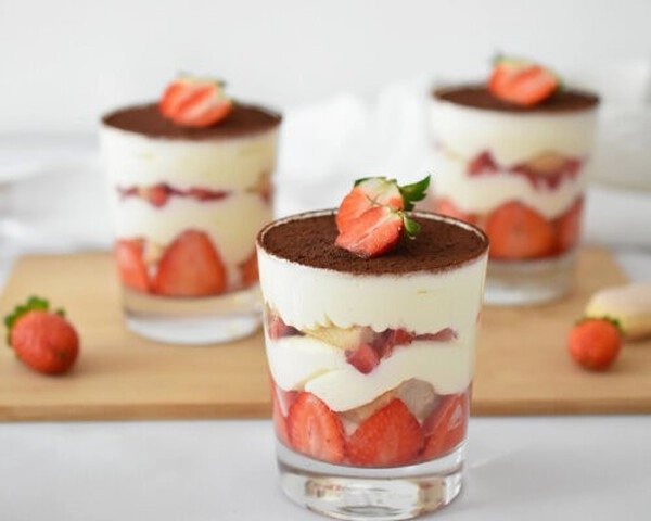tiramisu z belo cokolado in jagodami 
