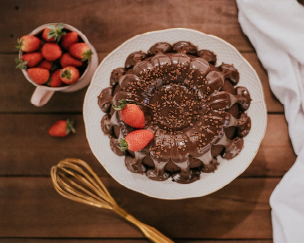 cokoladna torta z jagodami