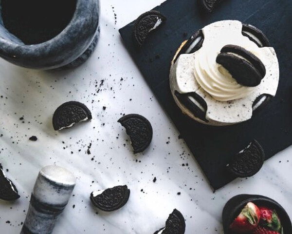 torta brez peke z oreo piskoti