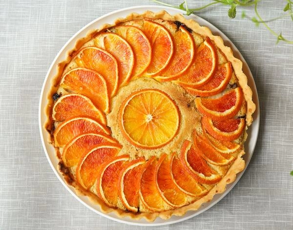 pozabite na obrnjeno torto z ananasom cas je da tokrat zasije narobe obrnjena pomarancna torta kaj sploh je narobe obrnjena pomarancna torta cokoholiki obozujemo vse torte a vcasih se zdi da je vecplastna torta velik podvig 