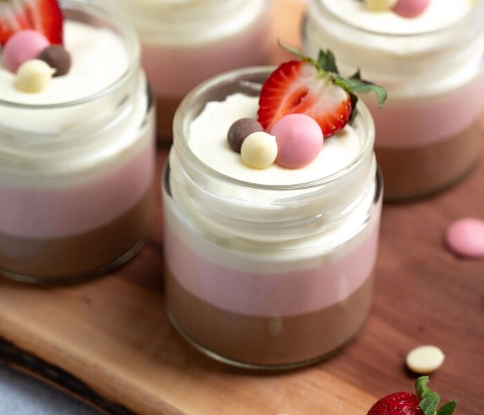 trobarvni cokoladni mousse v kozarcu
